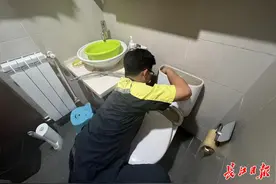 国庆假期，这位“00后”物业维修工忙得停不下来图片