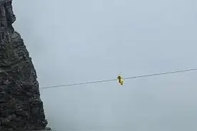 广西景区现“孙悟空翻筋斗云”走红 表演者300米长高空钢索可翻100个跟头图片