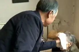 7旬老人照顾98岁瘫痪母亲21年：让她健康长寿是我最重要的事图片