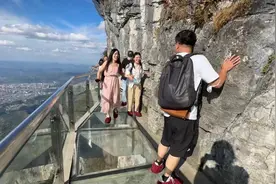 胆小游客变身“扶墙一族”，张家界天门山玻璃栈道你敢走吗？图片