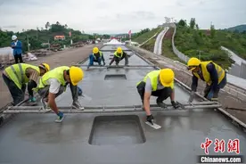 重庆至昆明高铁川渝段进入无砟轨道全面施工阶段图片