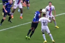 裁判专家一致认定：邓弗里斯最后手球该判给巴萨点球图片