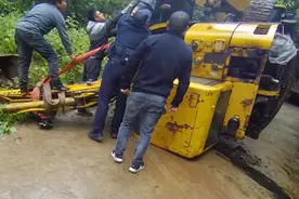 四川射洪一挖机侧翻，警民合力将司机救出图片