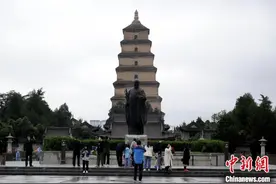 民众秋雨中游览大雁塔景区图片