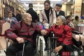 百岁老人过生日55名子孙齐贺寿，子女分享长寿秘诀：性格开朗，夫妻恩爱图片