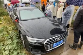 红事白事“狭路相逢”，友好协商后婚车让行，接亲人：逝者为大图片