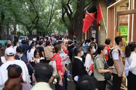 多条高速进京检查站已开始排队，北京部分景区周边仍有明显拥堵图片