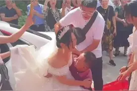 新娘被14岁儿子抱着出嫁引热议，除了祝福啥都不该说图片