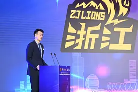 （体育）篮球——浙江广厦篮球俱乐部举办新赛季签约仪式图片