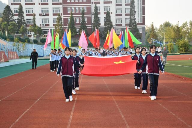 ������ѧУ��չ��ʻ��ϲӭ�����