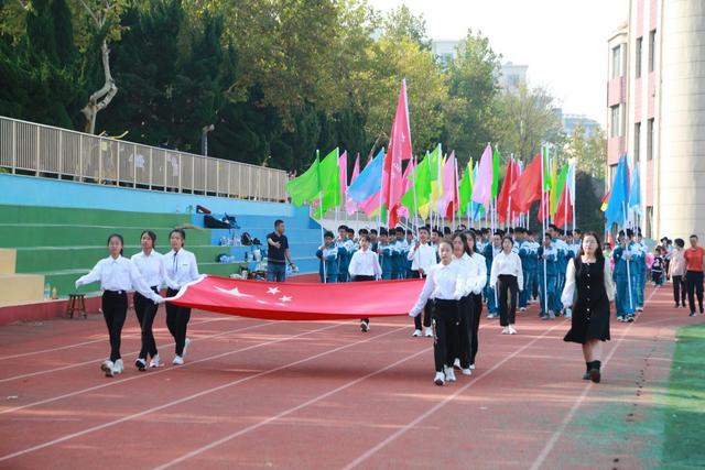 ������ѧУ��չ��ʻ��ϲӭ�����