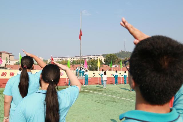 ������ѧУ��չ��ʻ��ϲӭ�����