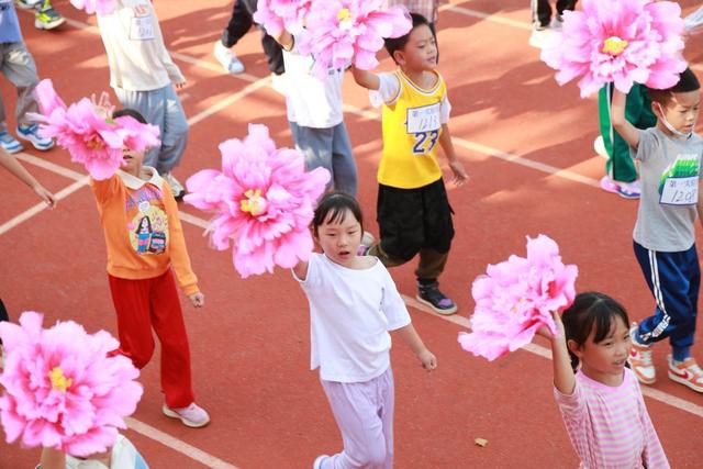 ������ѧУ��չ��ʻ��ϲӭ�����