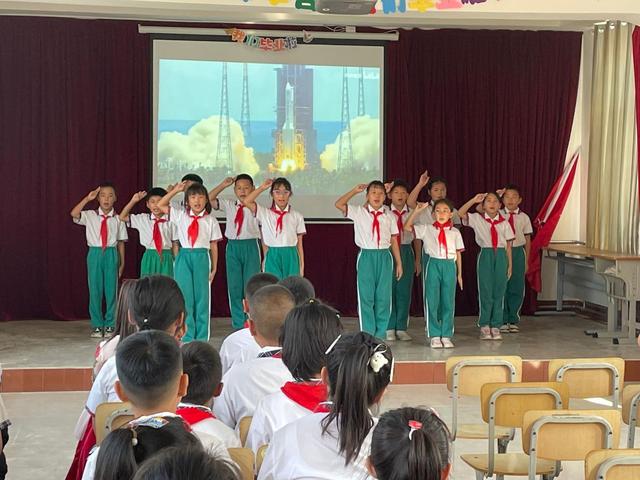 ������ѧУ��չ��ʻ��ϲӭ�����