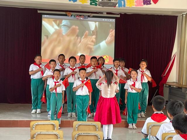 ������ѧУ��չ��ʻ��ϲӭ�����