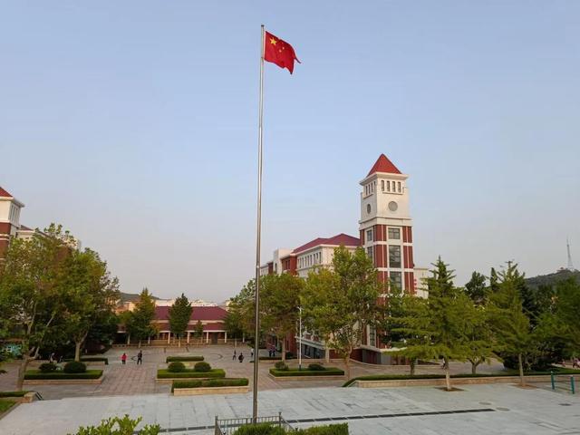 ������ѧУ��չ��ʻ��ϲӭ�����