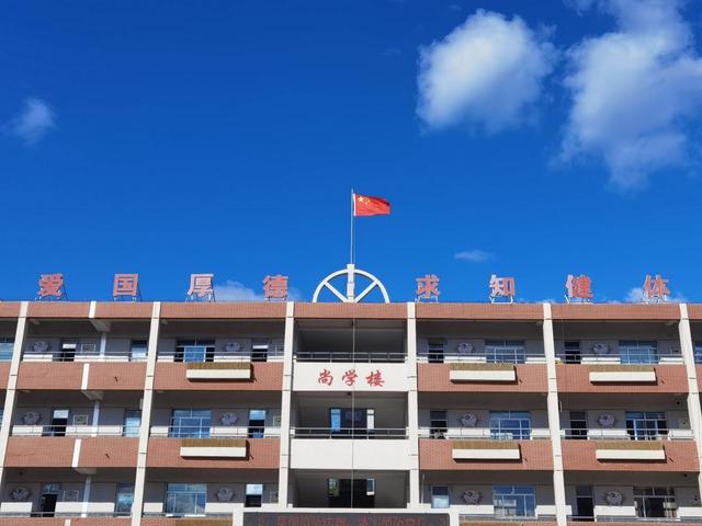 ������ѧУ��չ��ʻ��ϲӭ�����