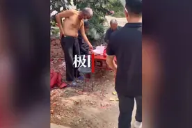 两小伙参加婚礼尴尬走错门：看到新娘不对，转身讨回礼金图片