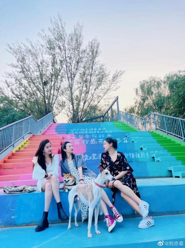 OMG��Ů�����ǵļ��ھŹ���¶Ӫ����