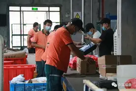 节日我在岗丨快递不“打烊”，派件依旧忙！图片
