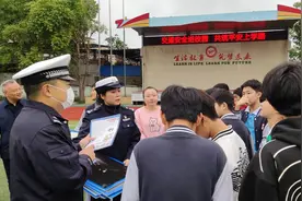 交警到学校上课：未成年学生骑行摩托车上学是违法行为图片