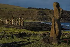 德国时代：复活节岛惨遭丛林大火蹂躏 著名巨大石像被毁无法修复图片