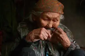 28岁鄂温克小伙放弃城市回山上养驯鹿：放弃女友更爱自由，靠耳朵辨别鹿的方位，比给人打工得劲图片