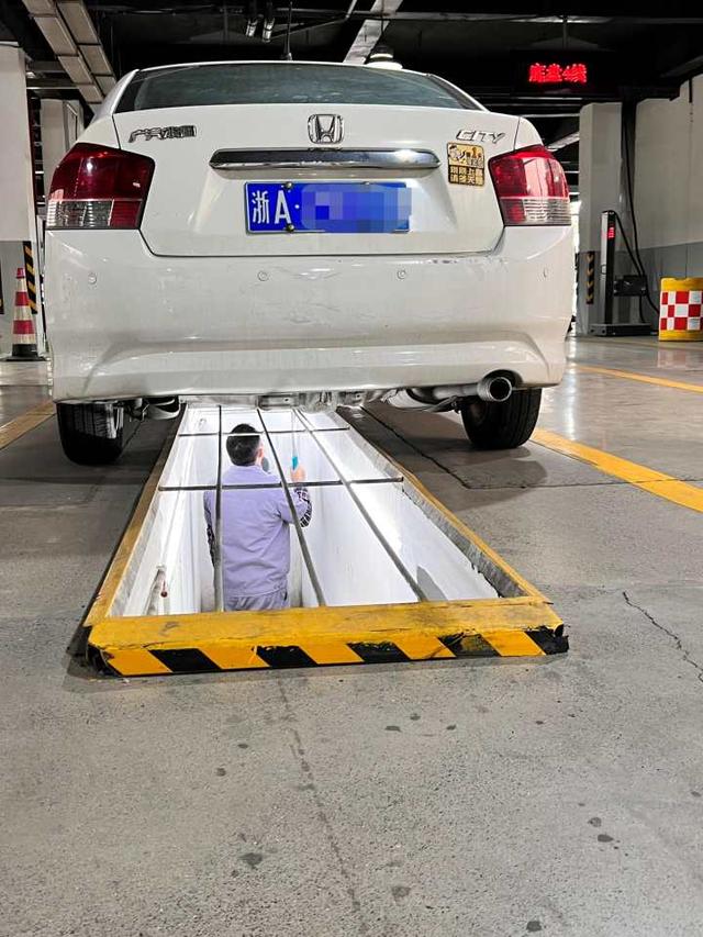 车检新举正式实施，私家车检验周期放宽，杭州车主很省心：钥匙一交喝喝茶就能办好