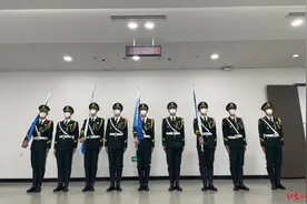 世乒赛团体赛颁奖仪式上的护旗队：挂旗准备精准到4秒，每步步长75厘米图片