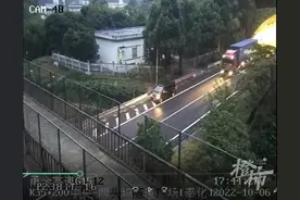 车在高速公路爆胎，司机不知浙江省内拖车免费，救援车付了2600元图片