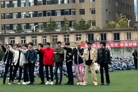 沈阳一高校军训上演时尚走秀，模特均为新生图片