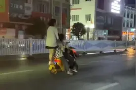 4人“共享”1人“空中飞”！这种行为很危险图片