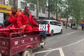 接亲的“八抬大轿”变“五轮花轿”？当事人：为了节省时间，回程时是抬着的图片