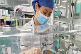 心疼！婴儿患罕见病皮肤像蝴蝶一碰就碎图片