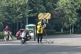 惊呆了！塔吊司机将吊钩伸到马路上取外卖图片