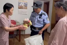 店主翻新旧棉絮发现内藏8万现金报警归还，顾客：可能是父亲生前攒的图片