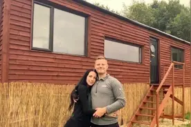 英国夫妇花5000英镑购买卡车，再花5万英镑将其改造成豪华小屋图片