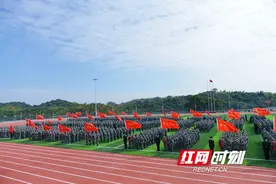 誓战军训迎新我 少年乘风展英姿图片