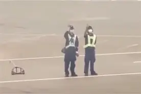 爆红网络的“飞机拜拜员”实为机务维修员：一次潇洒挥手背后或有上百项检查图片
