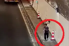 半挂车隧道内抛锚，司机教科书式摆锥桶示警视频封面