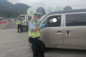 男子高速上开车看剧两不误，被查后竟还这样说……图片