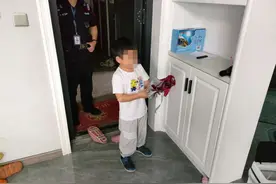 惊险！小男孩独自趴在八楼窗口哭喊着找妈妈……图片