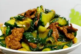 黄瓜别再直接下锅炒了！贼香脆的下饭菜「黄瓜炒肉」图片