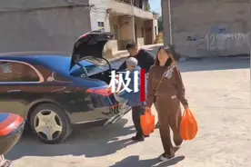 九旬养母瘫痪在床，七旬养女不离不弃照料十余年图片