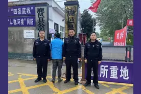 8岁孩子想要手机，荒唐父亲竟然去抢图片