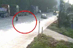 女童坐电动车，一个动作致轻微脑震荡！家长别再大意了图片