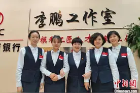 二十大代表风采丨李鹏：扎根基层金融一线32载的“贴心人”图片