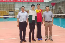 河南12岁小学女生身高1.9米！已被选拔进行排球专业训练图片