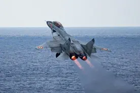 印度海军一架米格-29K舰载机坠毁，飞行员弹射逃生图片