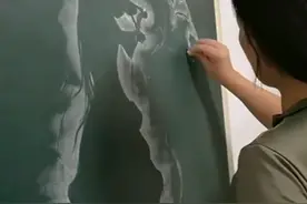 70后幼儿教师粉笔作画走红，落笔“莫名其妙”成品却惊艳全网图片